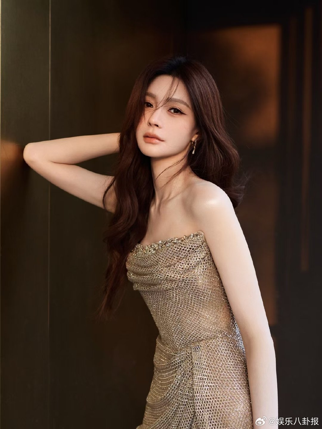 沈梦辰鎏金礼服亮相声鸣远扬直播