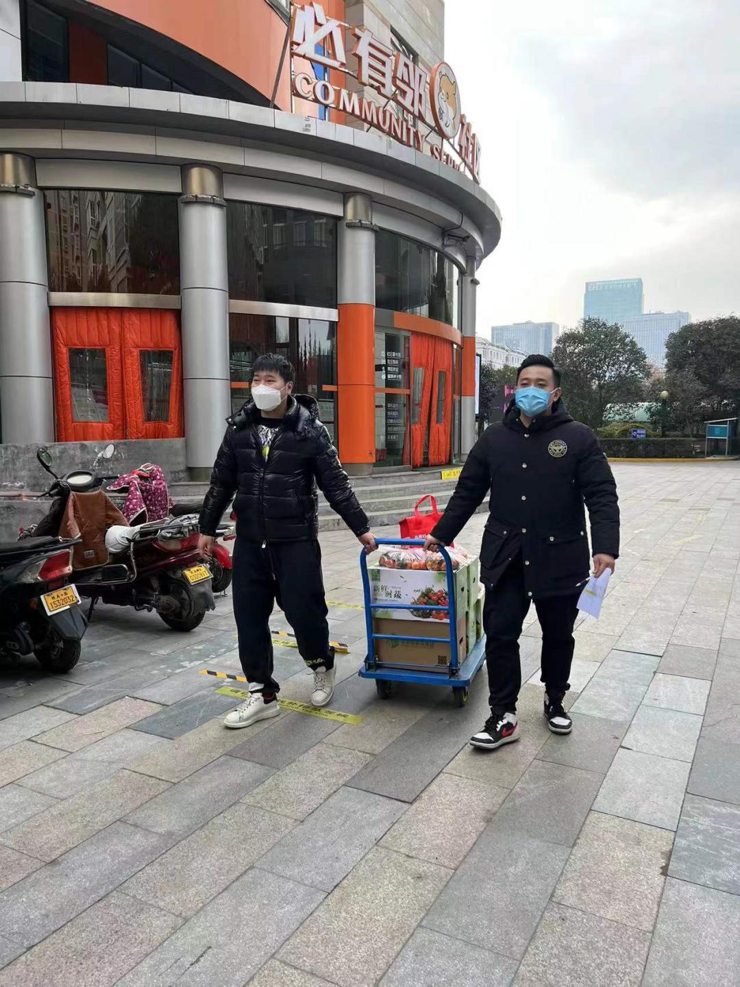 “我在疫情第一线”——西安市民、社区志愿者、上市公司的抗疫词条:囤货、核酸、守望相助休闲区蓝鸢梦想 - Www.slyday.coM “我在疫情第一线”——西安市民、社区志愿者、上市公司的抗疫词条:囤货、核酸、守望相助休闲区蓝鸢梦想 - Www.slyday.coM