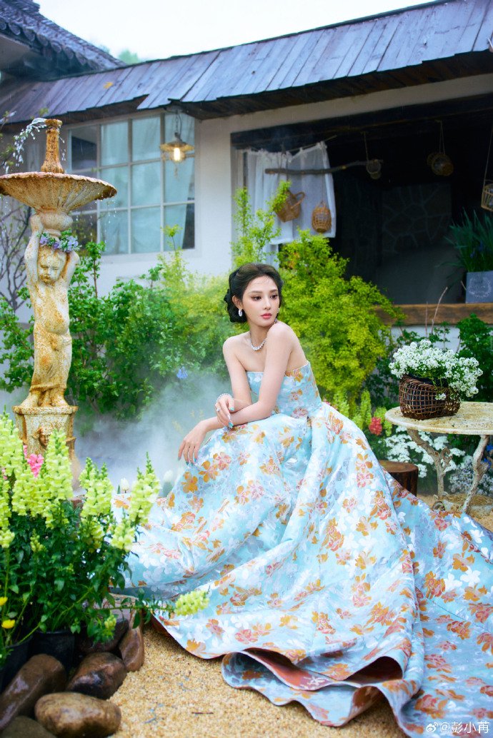 雾漫花园里的惊艳公主，彭小苒抹胸蓬蓬裙+低盘发，优雅贵气，美到移不开眼