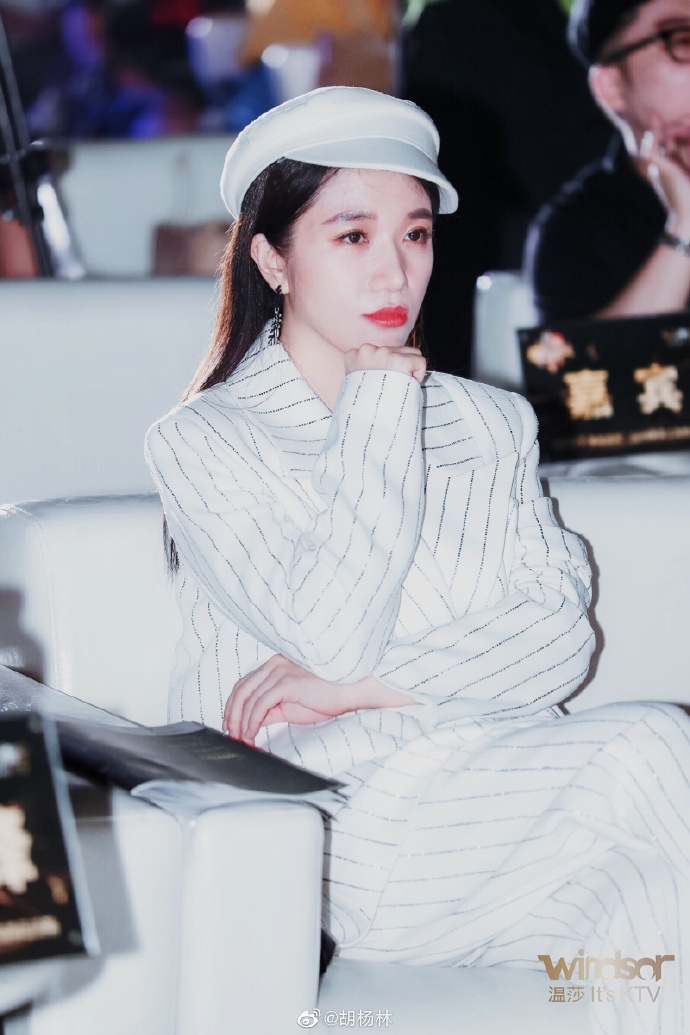 还记得《香水有毒》的原唱胡杨林吗？这首歌居然也是她唱的？