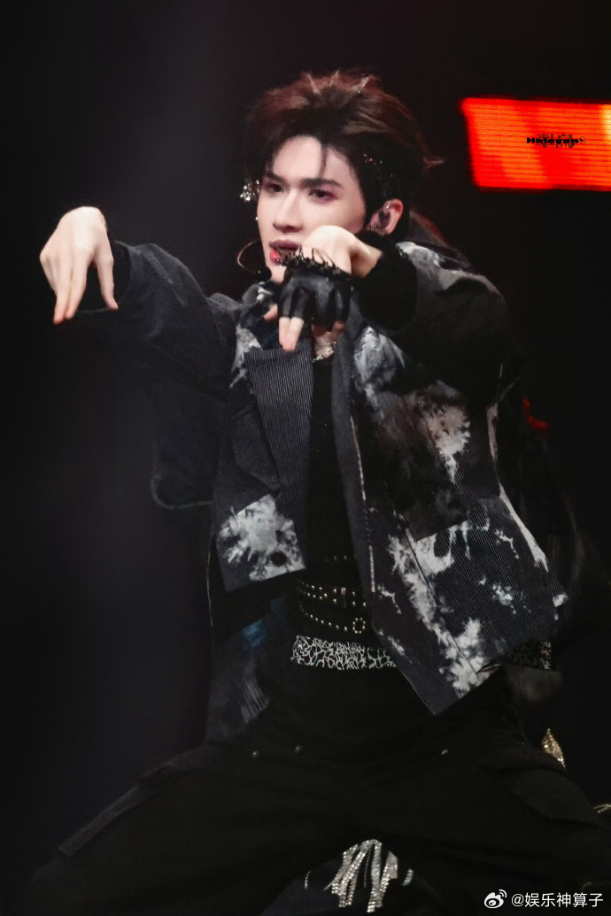 余宇涵的《英雄》舞台表演，简直是视觉与听觉的双重盛宴！