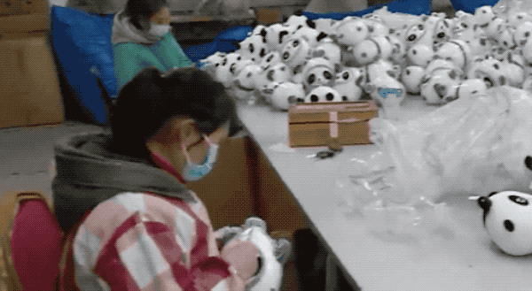 「一墩难求」的冰墩墩是怎么生产的?休闲区蓝鸢梦想 - Www.slyday.coM 「一墩难求」的冰墩墩是怎么生产的?休闲区蓝鸢梦想 - Www.slyday.coM