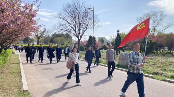 农行鄢陵县支行开展“爱农行、爱生活、爱健康”健步走活动