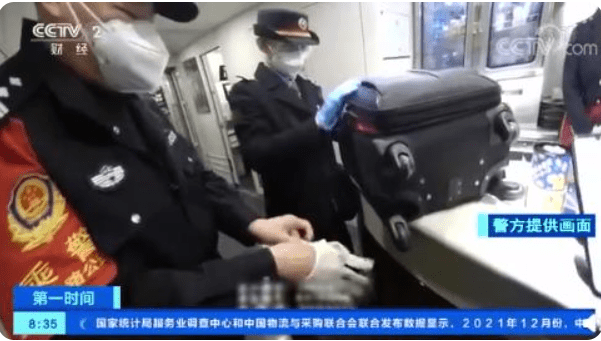 男子下车透气,16万现金跟高铁“跑了”,啥情况?网友热议......休闲区蓝鸢梦想 - Www.slyday.coM 男子下车透气,16万现金跟高铁“跑了”,啥情况?网友热议......休闲区蓝鸢梦想 - Www.slyday.coM