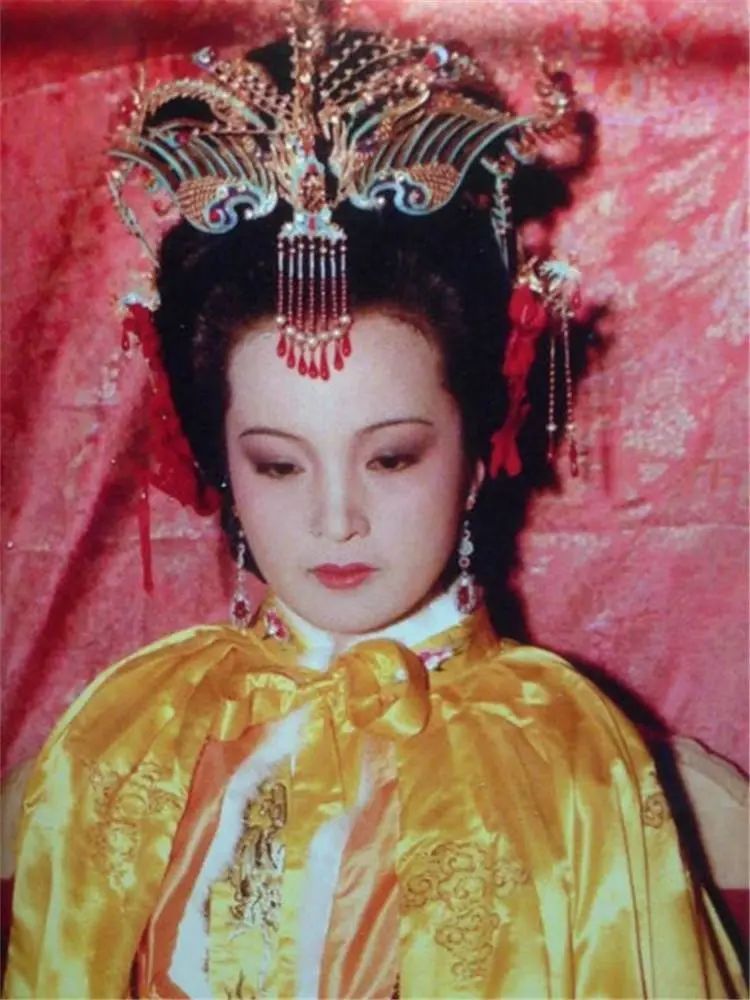 元春是"贾府四春"之首,贾政和王夫人的嫡长女,贾宝玉的亲姐姐,因为进