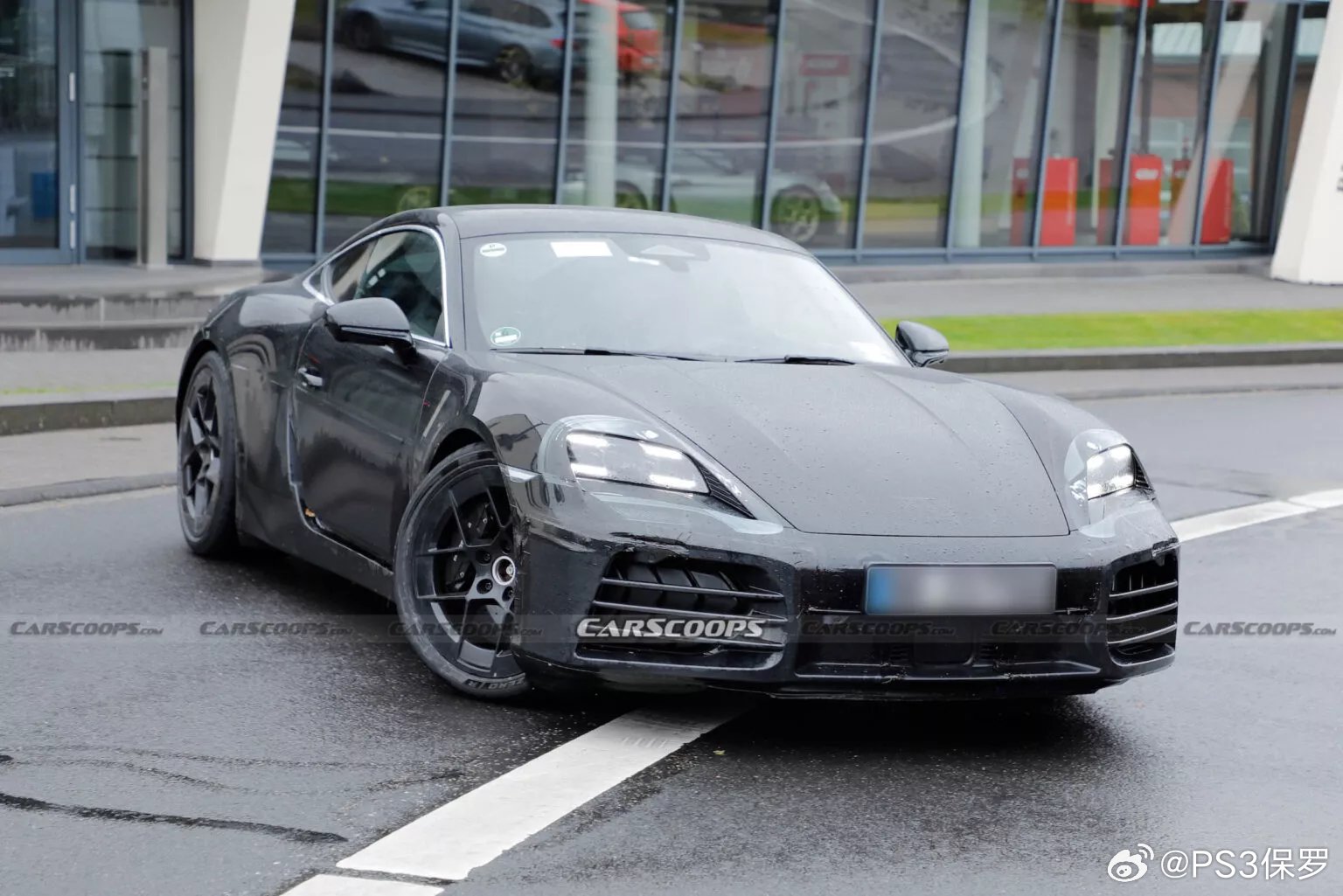 保时捷纯电718纽北测试中，车灯车侧伪装明显