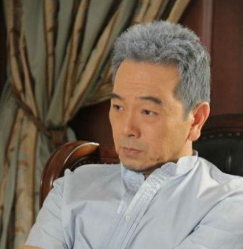 65岁老戏骨被骂哭,拍戏37年却被嘲不务正业,演员带货有罪吗?