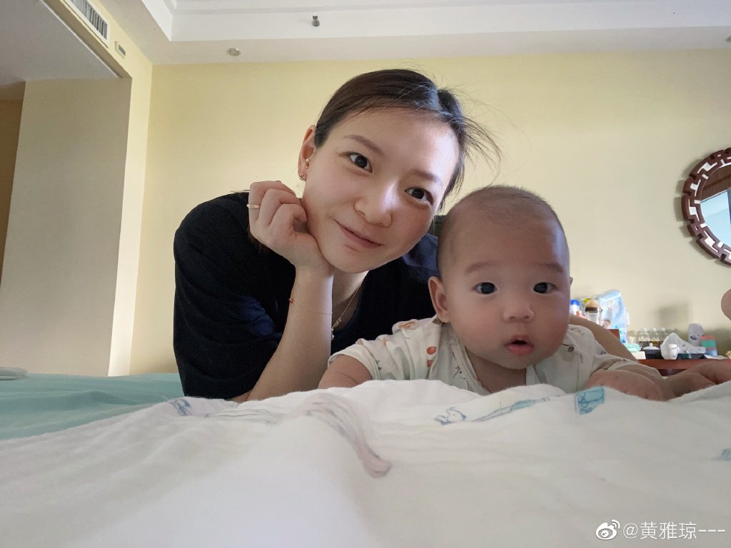 可爱!国羽郑思维儿子面对镜头毫不怯场,黄雅琼抱在怀里笑逐颜开休闲区蓝鸢梦想 - Www.slyday.coM 可爱!国羽郑思维儿子面对镜头毫不怯场,黄雅琼抱在怀里笑逐颜开休闲区蓝鸢梦想 - Www.slyday.coM