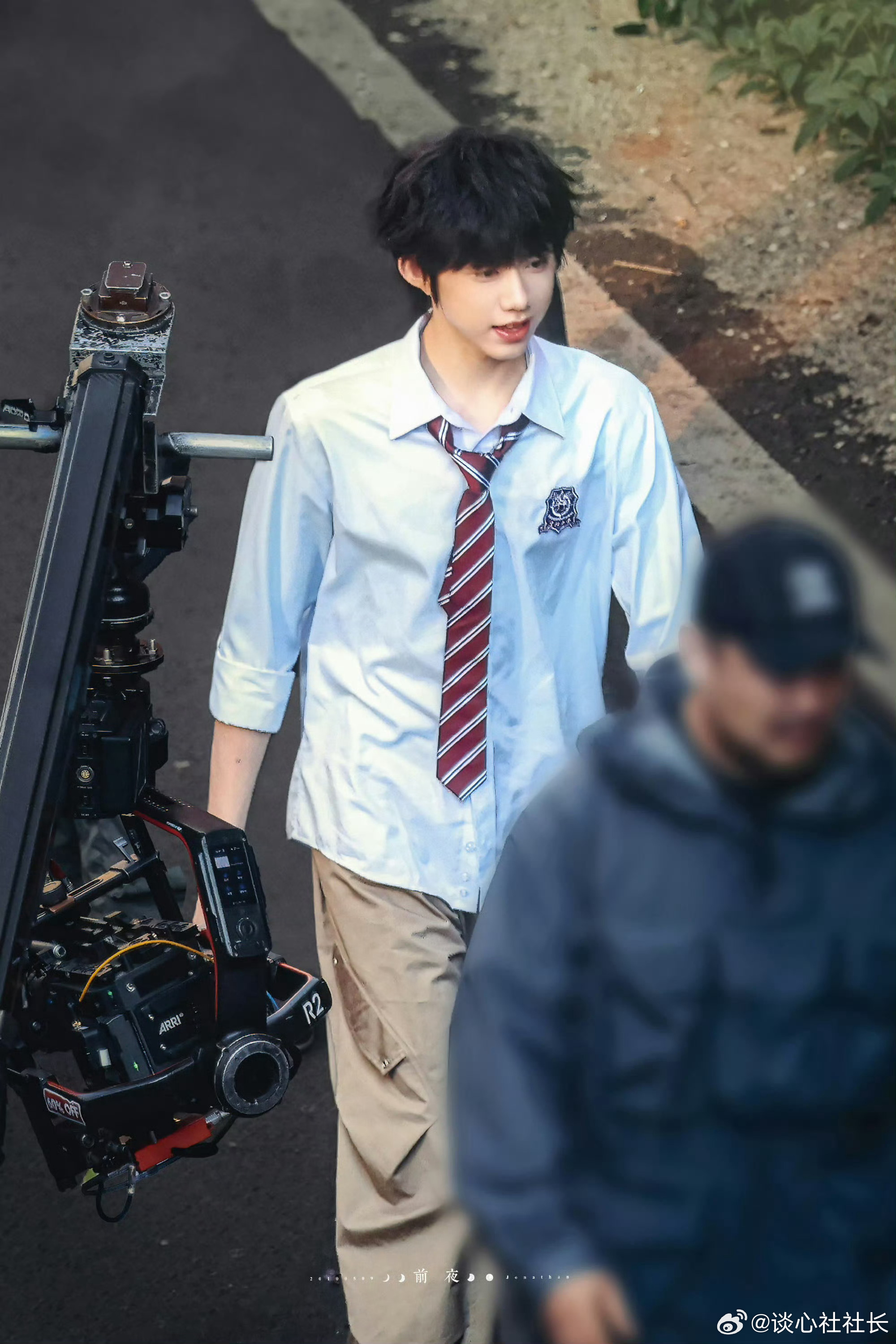 陈奕恒新剧路透蓝衬衫红领带清爽亮相