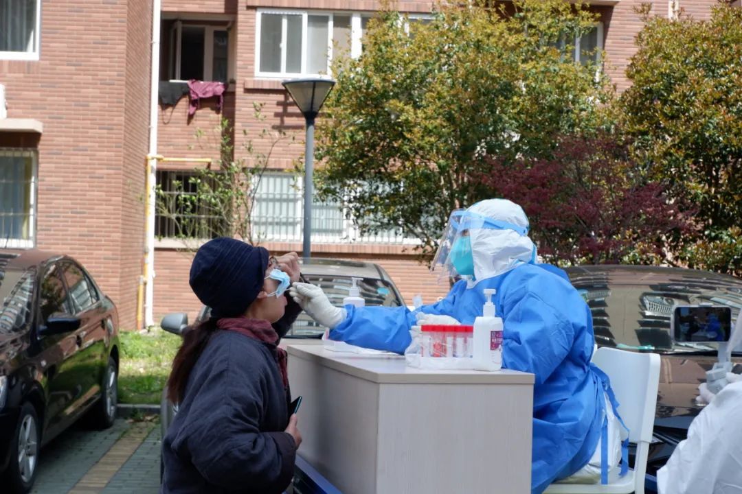 “不漏一户、不落一人”,他们都来了!直击闵行核酸检测现场休闲区蓝鸢梦想 - Www.slyday.coM “不漏一户、不落一人”,他们都来了!直击闵行核酸检测现场休闲区蓝鸢梦想 - Www.slyday.coM