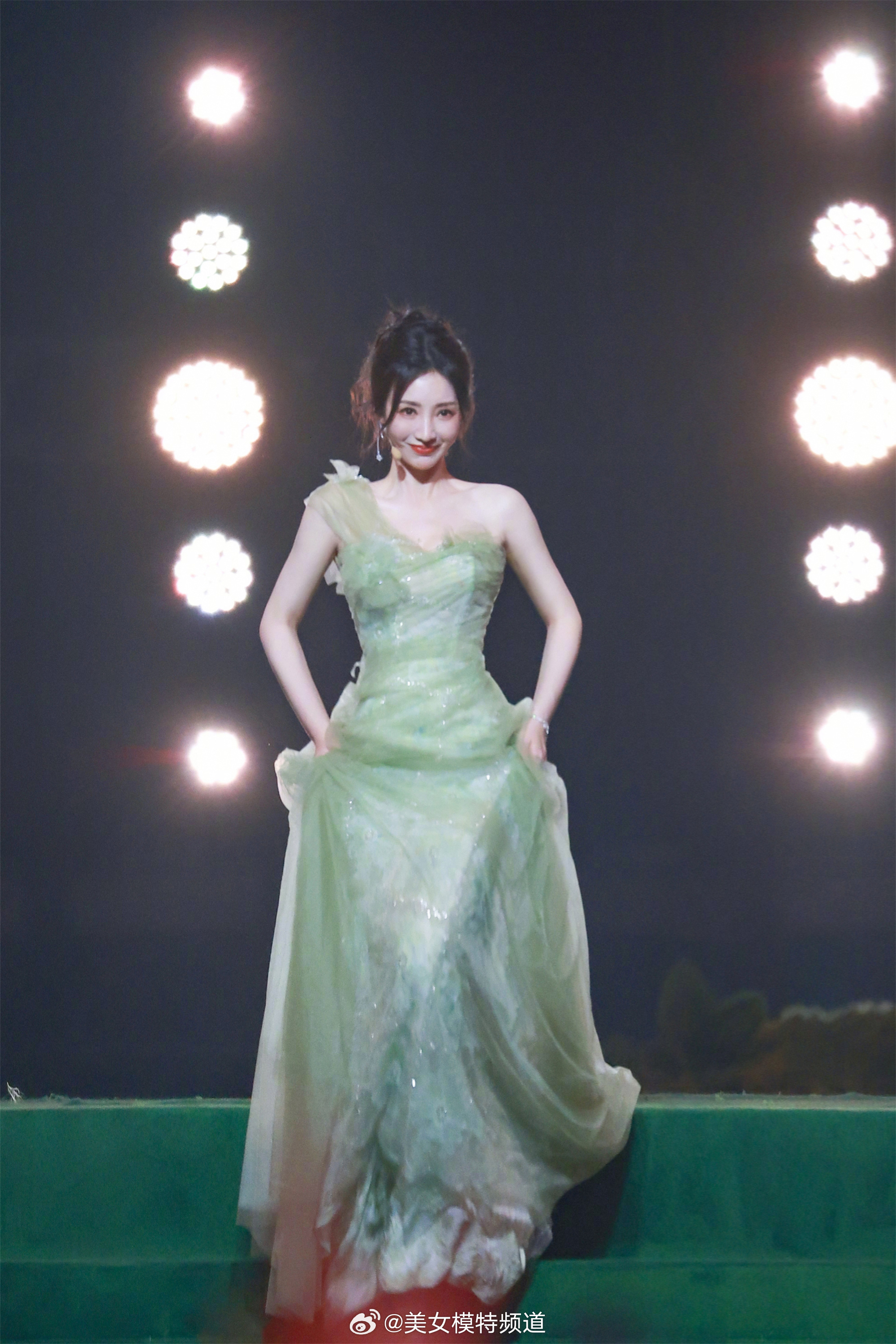 柳岩乘风姐姐好美