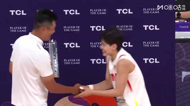 杨舒予当选本场最佳球员 前中国男篮球员王仕鹏为其颁奖