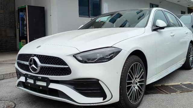 被小米SU7逼急了！奔驰C级跌至22.48万起，值得入手吗？