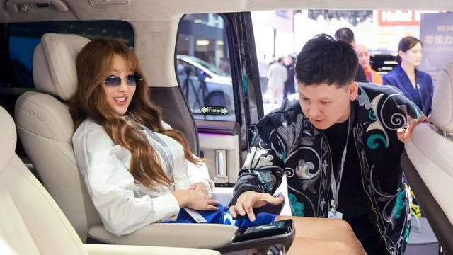 新狮铂拓界首发亮相 起亚携全明星车型闪耀2025广州车展