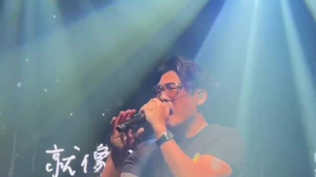 曹格广州巡演《寂寞先生》现场大合唱！这机能不减当年啊！