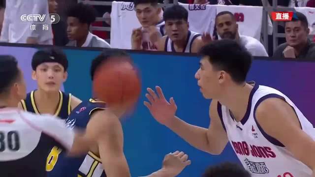 悠着点吧！郭艾伦开场被奎因撞翻 随后突破造犯规又飞倒在篮架外