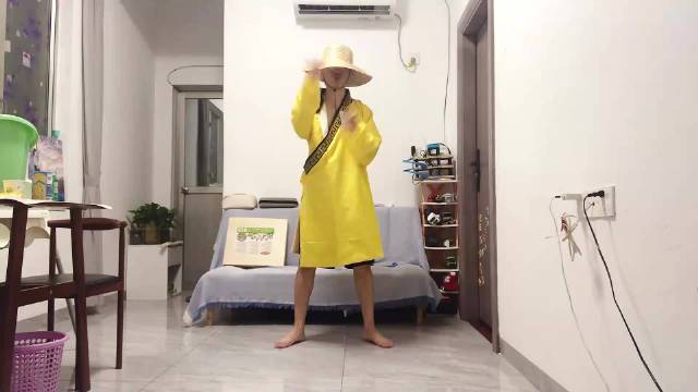 吴艳妮跳舞迷人,性感穿搭太豪放