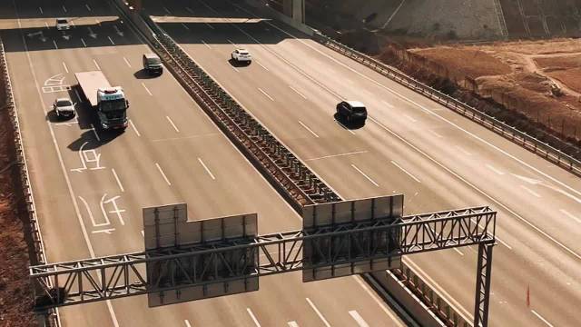 “空车回家过年 车上装满思念”，跟随滚滚车流，我们走近货车司机李保民，看看他的回家之路。