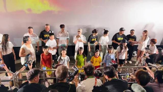 做人一定要有梦想啊  因为梦想真的会实现  真的跟星爷和张艺兴老师还有剧组人员见面并同台跳舞了电影功夫女足 周星