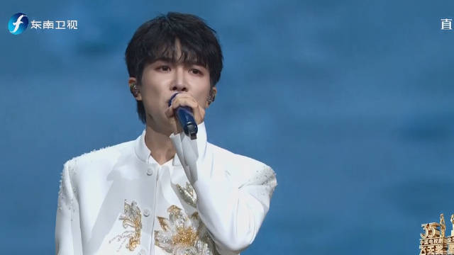 周深演唱电视剧《归队》主题曲《归来》舞台