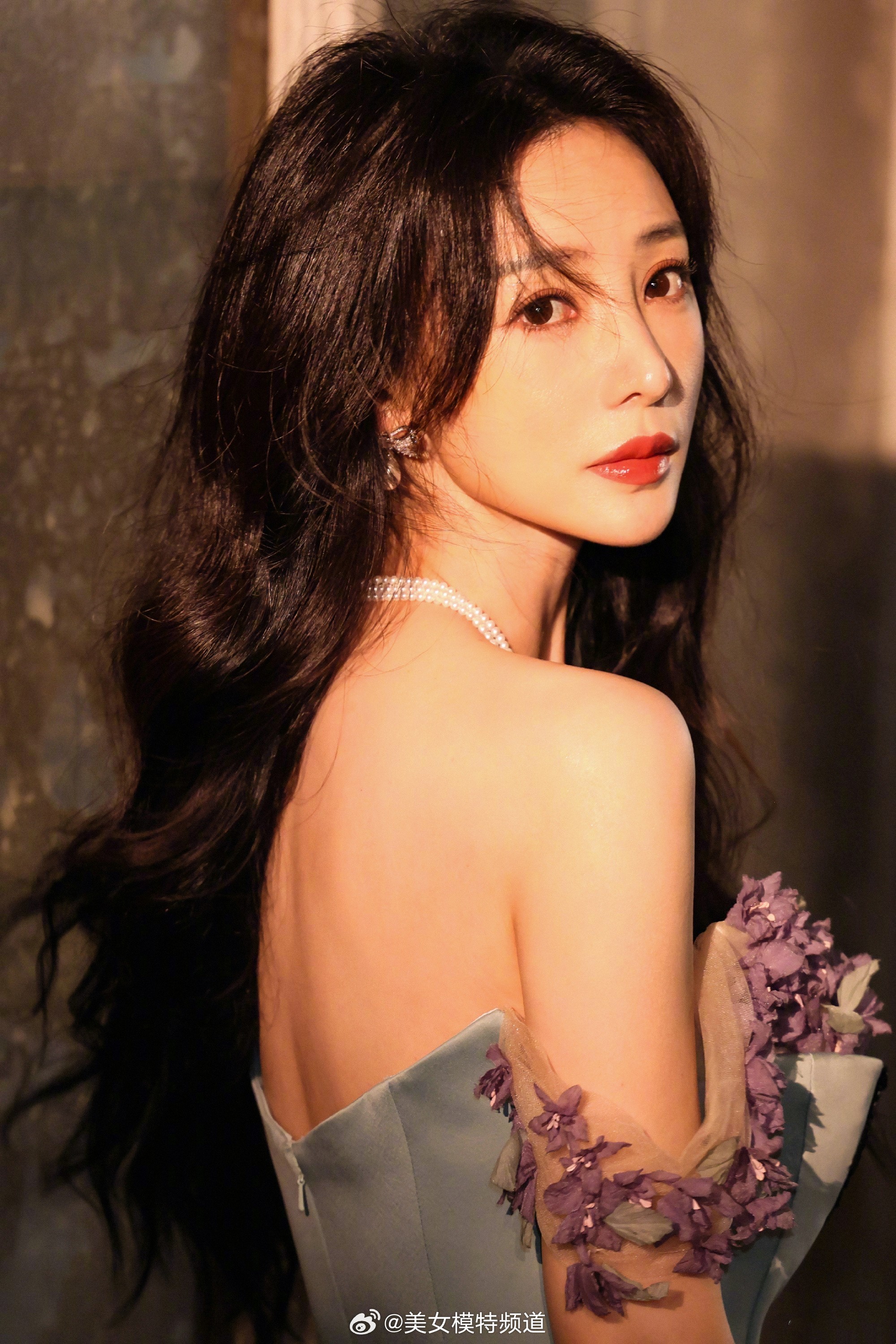 柳岩鲜花抹胸裙优雅明艳