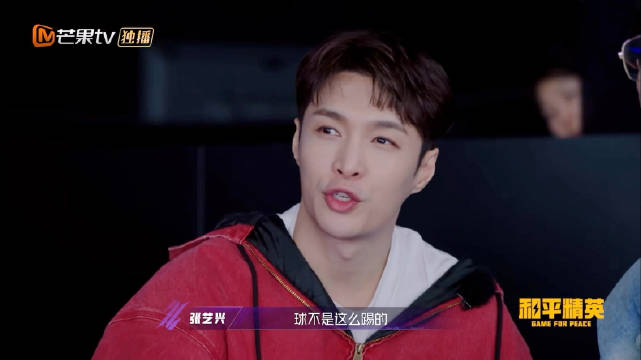 张艺兴| | 张艺兴挂在周星驰身上出来了…