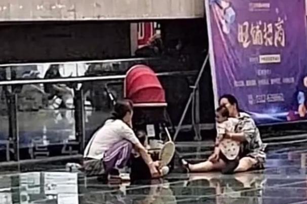 空调的诱惑!几名大妈齐聚商场“避暑”,脱鞋躺平无视路人目光休闲区蓝鸢梦想 - Www.slyday.coM 空调的诱惑!几名大妈齐聚商场“避暑”,脱鞋躺平无视路人目光休闲区蓝鸢梦想 - Www.slyday.coM