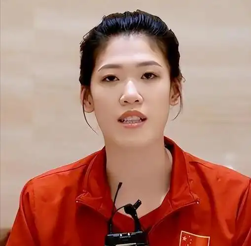 深夜回国，李盈莹发声，正式退出，原因找到，满脸倦容，家人陪伴