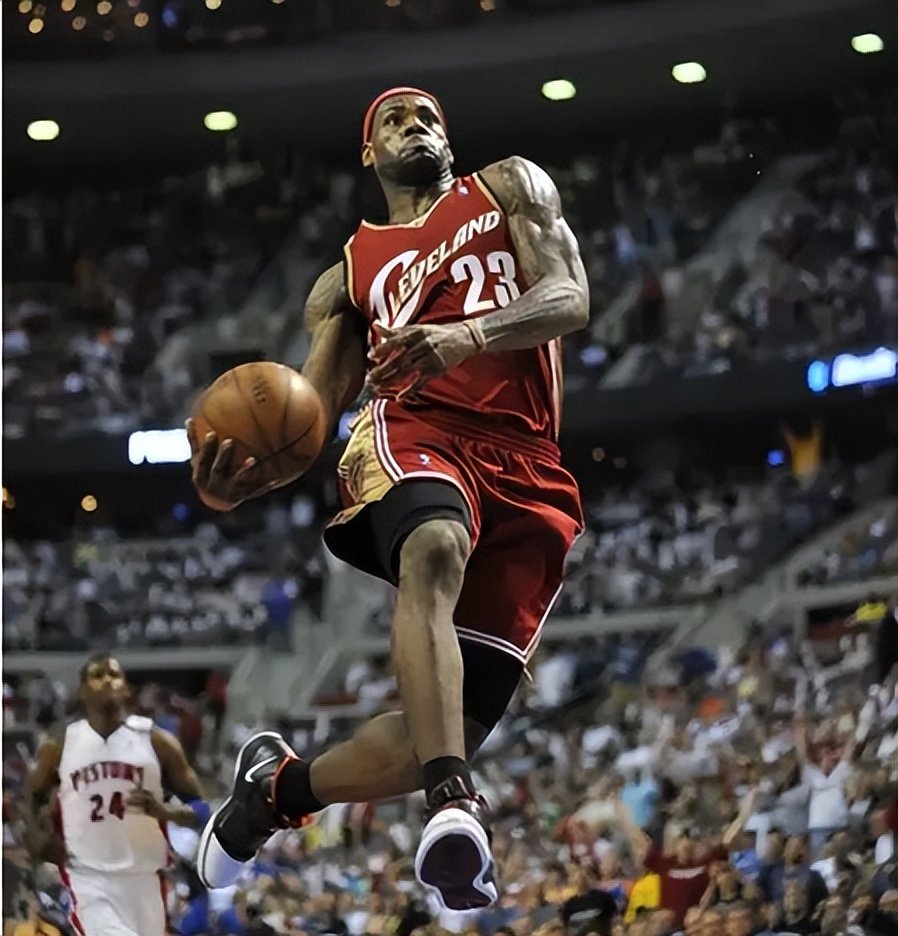 詹姆斯NBA直播中上演惊天逆转关键球锁定胜局震撼观众