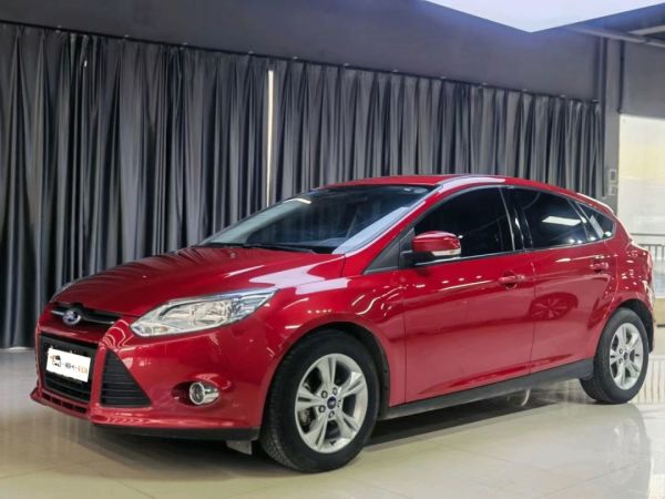 福克斯两厢2015款,福特福克斯两厢图片 新浪汽车>汽车看点>自媒体>正文> 车型:2015款 福特福克斯 两厢1.