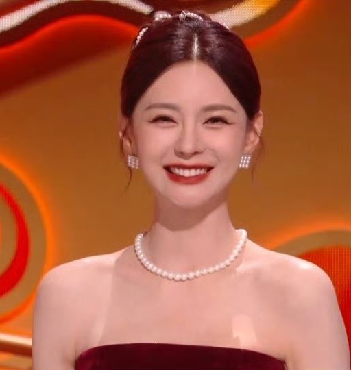 沈梦辰湖南卫视春晚主持状态，很瘦吗？但很美啊