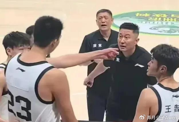 从广东弃将到内线巨灵神：徐昕爆发背后，大中锋如何在杜锋的快速体系之外找到生存空间？