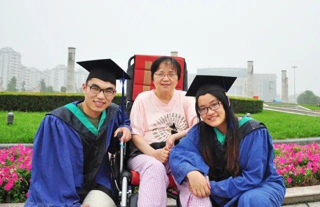 一场车祸导致父亲离世,12岁女孩扛起家庭重任,照顾瘫痪母亲21年休闲区蓝鸢梦想 - Www.slyday.coM 一场车祸导致父亲离世,12岁女孩扛起家庭重任,照顾瘫痪母亲21年休闲区蓝鸢梦想 - Www.slyday.coM