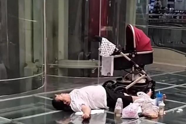 空调的诱惑!几名大妈齐聚商场“避暑”,脱鞋躺平无视路人目光休闲区蓝鸢梦想 - Www.slyday.coM 空调的诱惑!几名大妈齐聚商场“避暑”,脱鞋躺平无视路人目光休闲区蓝鸢梦想 - Www.slyday.coM