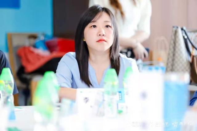 去做核酸的居民“误扫”成了志愿者?半天下来,这双手让人心疼休闲区蓝鸢梦想 - Www.slyday.coM 去做核酸的居民“误扫”成了志愿者?半天下来,这双手让人心疼休闲区蓝鸢梦想 - Www.slyday.coM