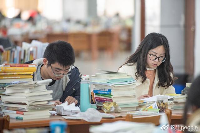 陪考父母意外双双上岸,95后女生考研落榜后,准备努力工作供父母读书休闲区蓝鸢梦想 - Www.slyday.coM 陪考父母意外双双上岸,95后女生考研落榜后,准备努力工作供父母读书休闲区蓝鸢梦想 - Www.slyday.coM