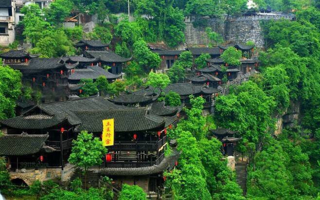 湖南湘西芙蓉镇挂在瀑布上的千年古镇