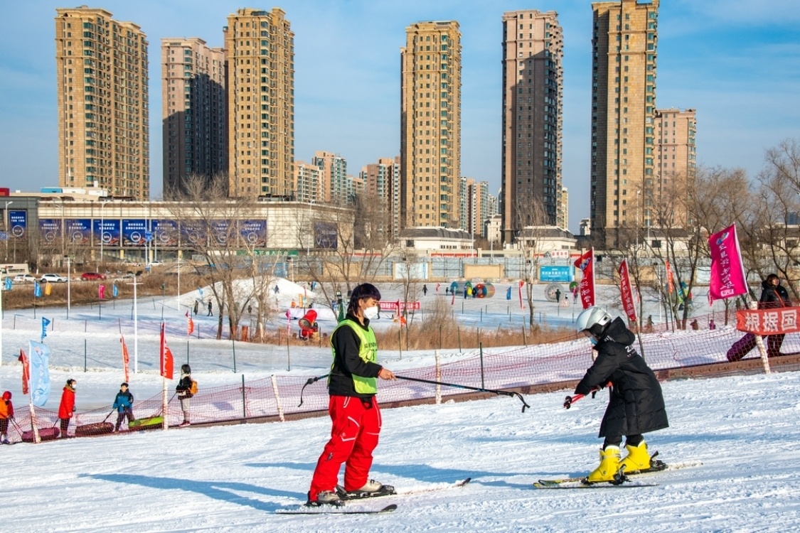 沈阳五里河冰雪乐园家伴旯的滑雪场