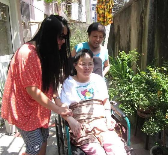 一场车祸导致父亲离世,12岁女孩扛起家庭重任,照顾瘫痪母亲21年休闲区蓝鸢梦想 - Www.slyday.coM 一场车祸导致父亲离世,12岁女孩扛起家庭重任,照顾瘫痪母亲21年休闲区蓝鸢梦想 - Www.slyday.coM