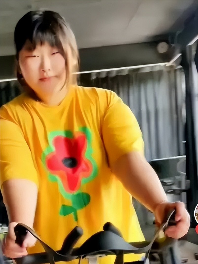 大衣哥朱之文19岁女儿曝光，长相酷似爸爸，减肥后不比女主播颜值低