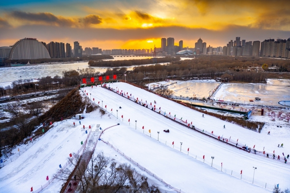 沈阳五里河冰雪乐园家伴旯的滑雪场