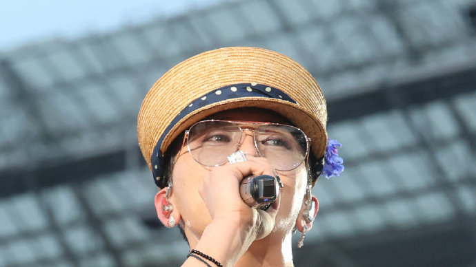 权志龙和ROSÉ惊喜现身psy鸟叔演唱会