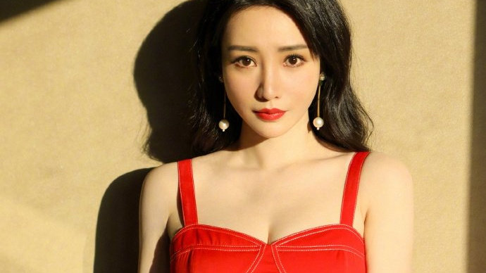 柳岩穿低胸连衣裙秀事业线 烈焰红唇蜂腰翘臀性感美艳