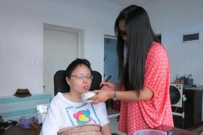 一场车祸导致父亲离世,12岁女孩扛起家庭重任,照顾瘫痪母亲21年休闲区蓝鸢梦想 - Www.slyday.coM 一场车祸导致父亲离世,12岁女孩扛起家庭重任,照顾瘫痪母亲21年休闲区蓝鸢梦想 - Www.slyday.coM