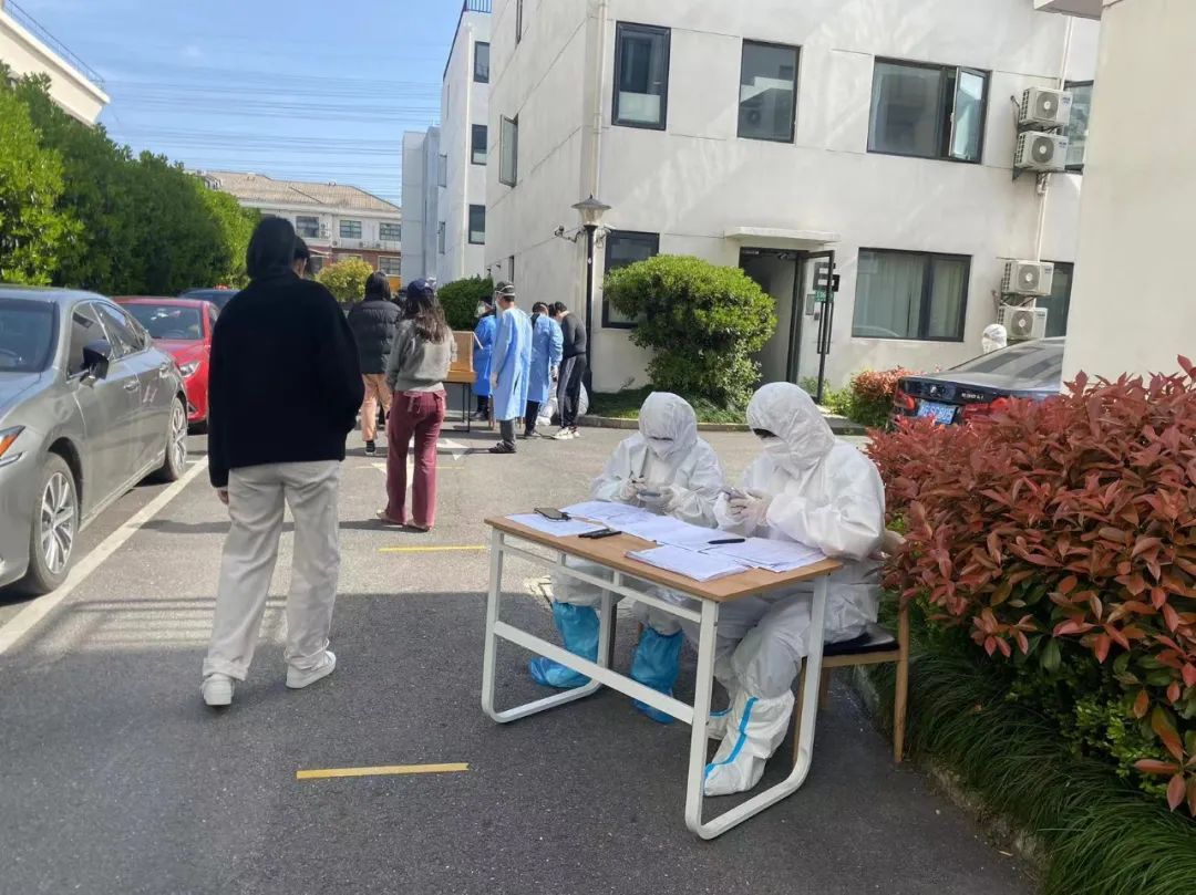 “不漏一户、不落一人”,他们都来了!直击闵行核酸检测现场休闲区蓝鸢梦想 - Www.slyday.coM “不漏一户、不落一人”,他们都来了!直击闵行核酸检测现场休闲区蓝鸢梦想 - Www.slyday.coM