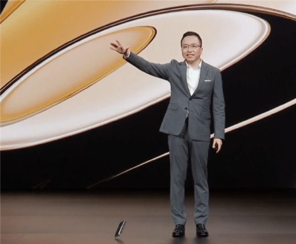 赵明现场两次摔折叠屏手机,荣耀MagicV发布,售价9999元起休闲区蓝鸢梦想 - Www.slyday.coM 赵明现场两次摔折叠屏手机,荣耀MagicV发布,售价9999元起休闲区蓝鸢梦想 - Www.slyday.coM