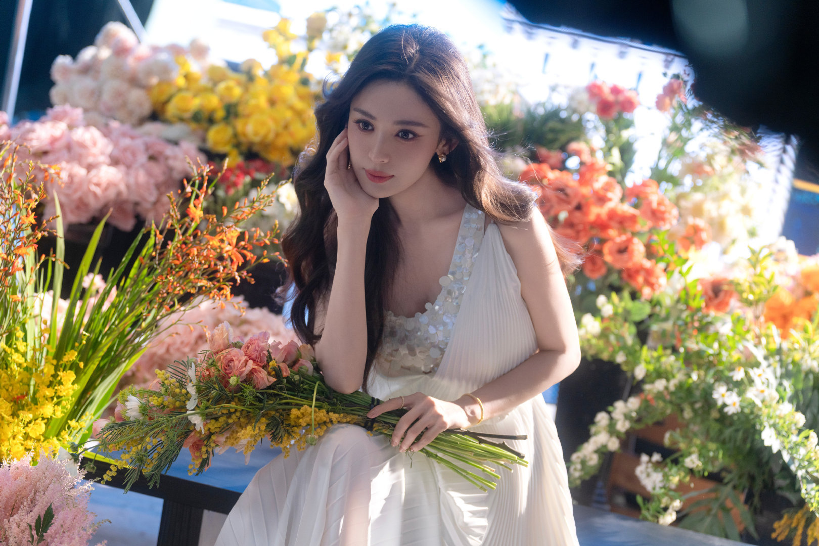 娜扎白色亮片裙亮相花市，长卷发随风轻扬笑容治愈