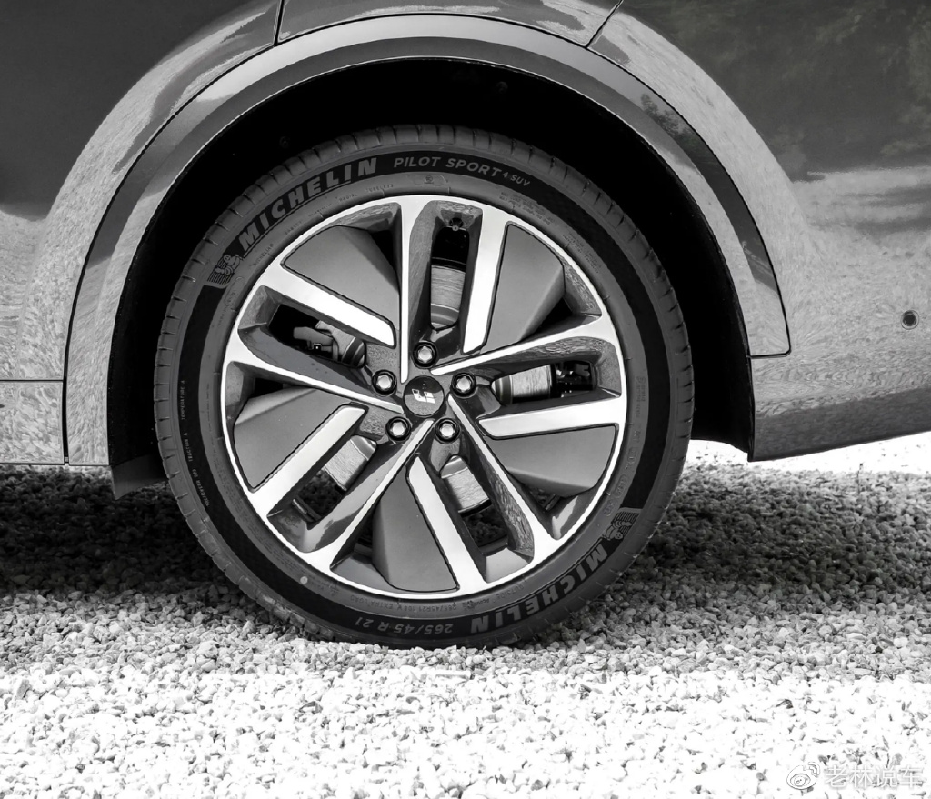 理想L8上市了,车宽1995mm,和宝马X5L同级,标配空气悬架休闲区蓝鸢梦想 - Www.slyday.coM 理想L8上市了,车宽1995mm,和宝马X5L同级,标配空气悬架休闲区蓝鸢梦想 - Www.slyday.coM