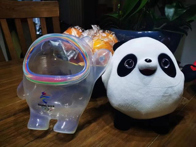 「一墩难求」的冰墩墩是怎么生产的?休闲区蓝鸢梦想 - Www.slyday.coM 「一墩难求」的冰墩墩是怎么生产的?休闲区蓝鸢梦想 - Www.slyday.coM