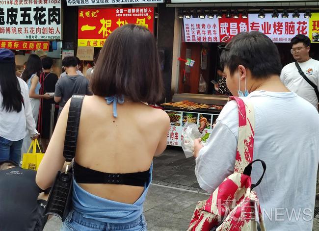 “脸红不是醉,是被晒的”,晴热的国庆游,须防暑降温休闲区蓝鸢梦想 - Www.slyday.coM “脸红不是醉,是被晒的”,晴热的国庆游,须防暑降温休闲区蓝鸢梦想 - Www.slyday.coM